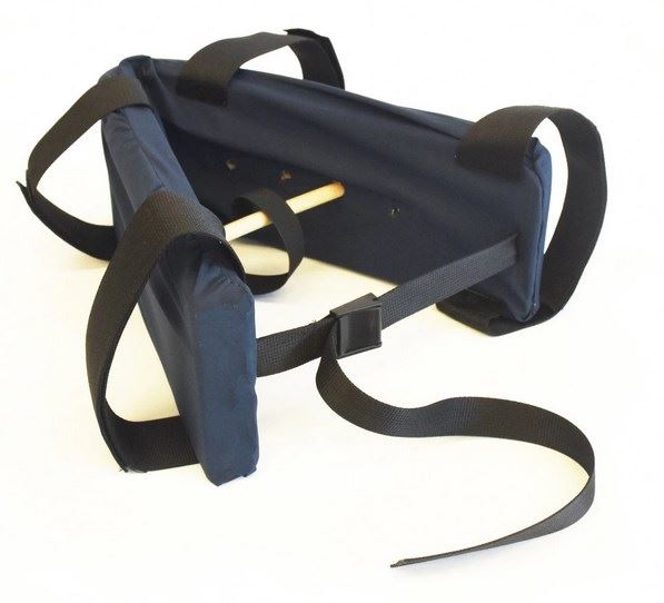 Angle-adjustable upper leg splint to maintain distance between legs while seated