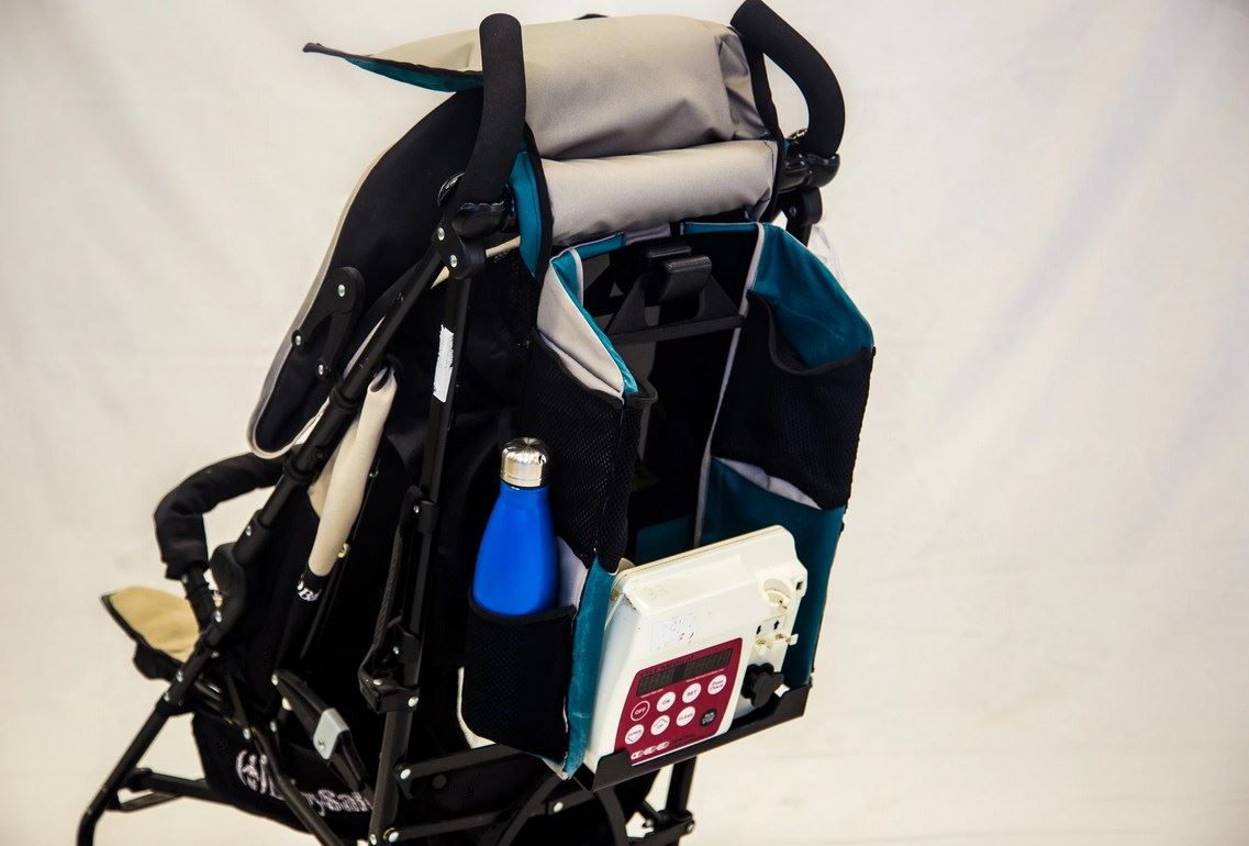 A practical and esthetic bag for a feeding device, to hang on a stroller