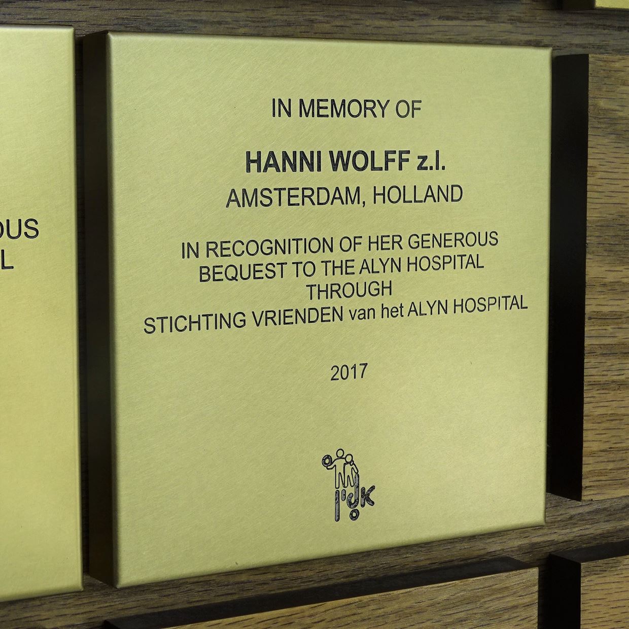 Plaques in honor or in memory